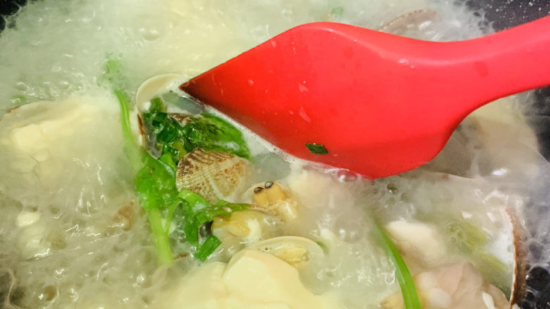 花蛤豆腐汤,即将出锅的<a style='color:red;display:inline-block;' href='/shicai/ 1816'>花蛤</a>豆腐汤,以下为做法的具体步骤: