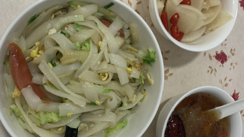 炒河粉,配上自己泡的萝卜和桃胶银耳汤，完美🤩