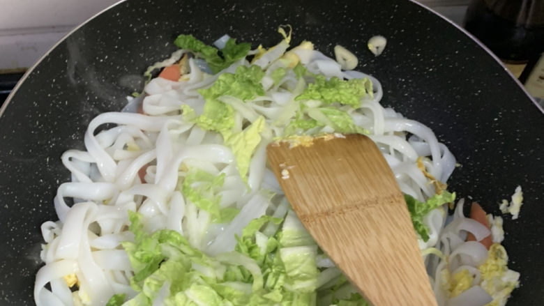 炒河粉,放<a style='color:red;display:inline-block;' href='/shicai/ 532'>河粉</a>和<a style='color:red;display:inline-block;' href='/shicai/ 3517'>青菜</a>，炒得差不多了放所有调料