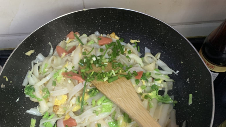 炒河粉,最后放<a style='color:red;display:inline-block;' href='/shicai/ 3250'>葱</a>翻炒两下