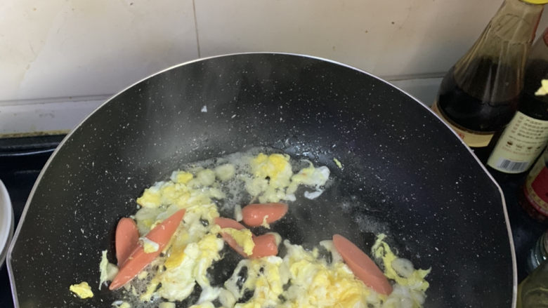 炒河粉,放<a style='color:red;display:inline-block;' href='/shicai/ 438'>火腿</a>