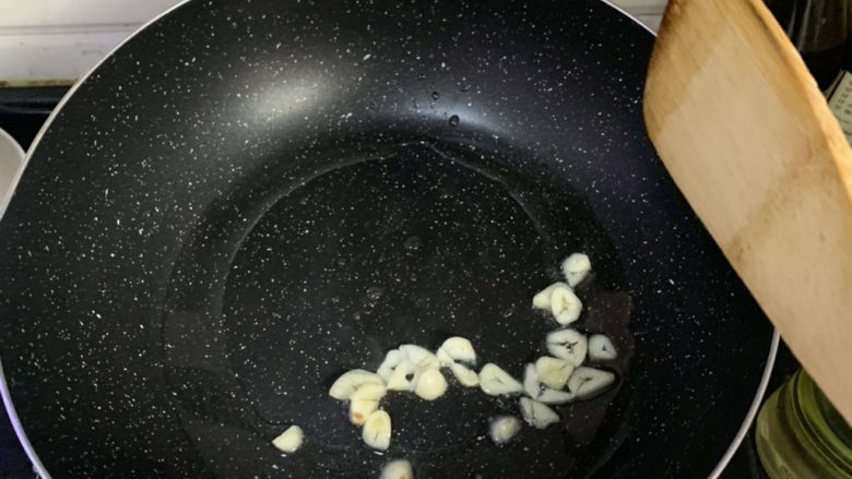 炒河粉,油热放大蒜