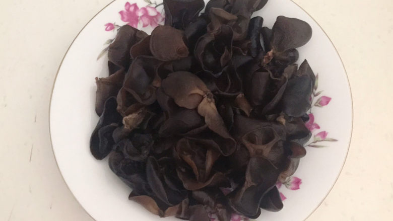 芹菜炒木耳,把焯好的木耳捞出来,沥干水份备用