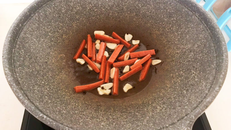 芹菜炒木耳,加入火腿,翻炒1分钟