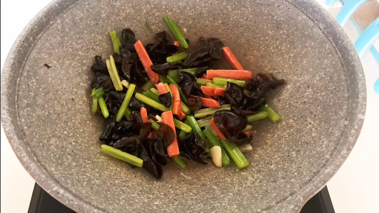 芹菜炒木耳,烧开后翻炒均匀即可,芹菜炒木耳做好了~