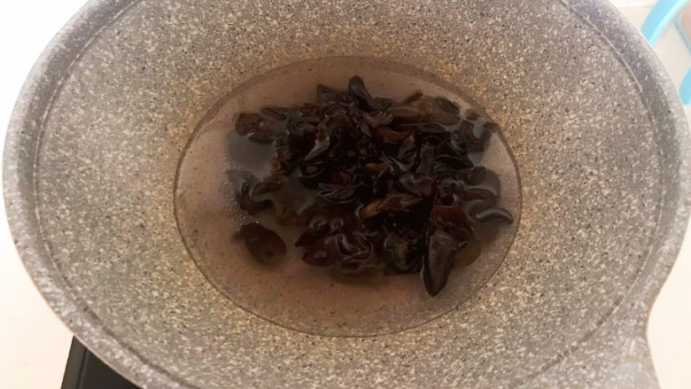芹菜炒木耳,水开后木耳下锅,焯水2分钟