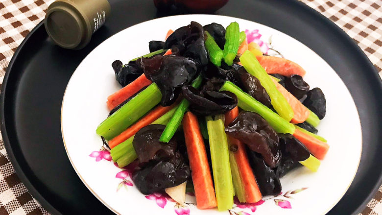 芹菜炒木耳,芹菜炒木耳食材搭配独特,营养丰富,清淡爽口,不加任何香料,低油低盐,色彩缤纷,非常适合不喜欢吃菜的宝宝食用~