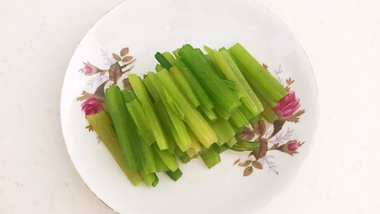芹菜炒木耳,把焯好的芹菜捞出来用冷水过凉,再把芹菜切成寸段