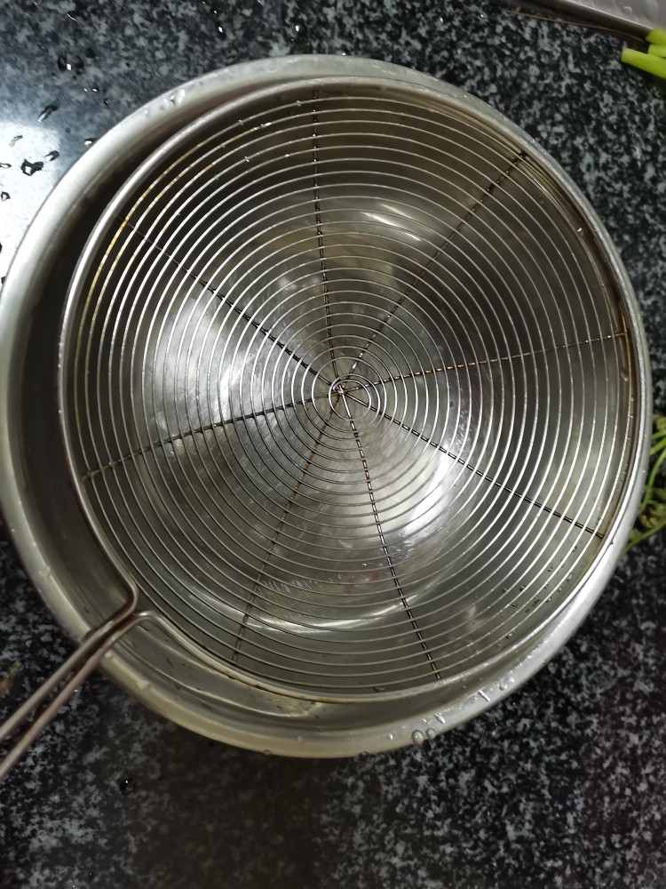 江南美食,我敢肯定,你一定没吃过这么丑,但也香喷喷的乌饭,用漏勺过滤