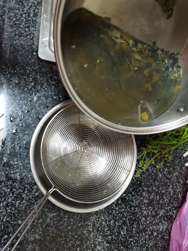 江南美食,我敢肯定,你一定没吃过这么丑,但也香喷喷的乌饭,把南烛叶水倒下去