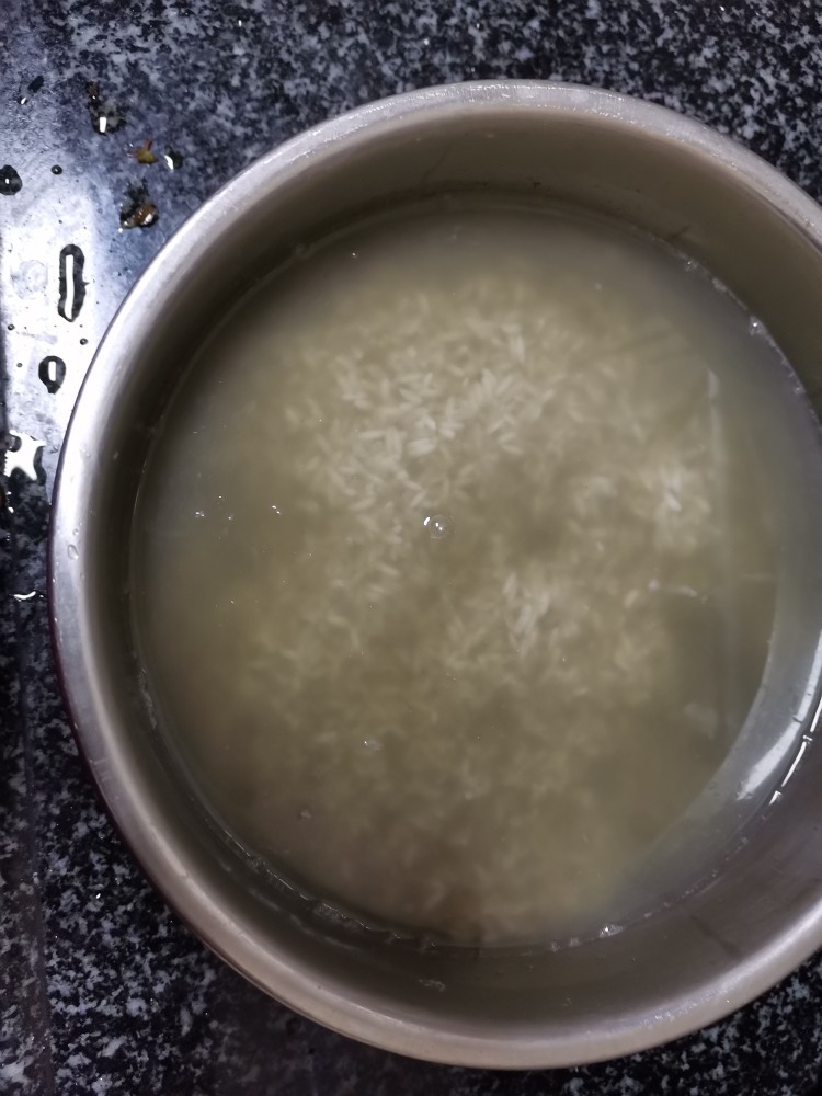 江南美食,我敢肯定,你一定没吃过这么丑,但也香喷喷的乌饭,搅拌均匀,静置一个晚上,超过12小时哈。
第二天下锅蒸30分钟即可。