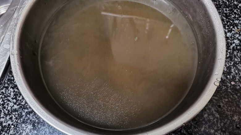 江南美食,我敢肯定,你一定没吃过这么丑,但也香喷喷的乌饭,过滤出来的汁水,有点儿黑,是不是?