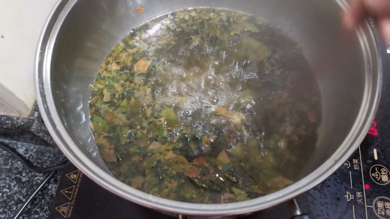 江南美食,我敢肯定,你一定没吃过这么丑,但也香喷喷的乌饭,差不多了