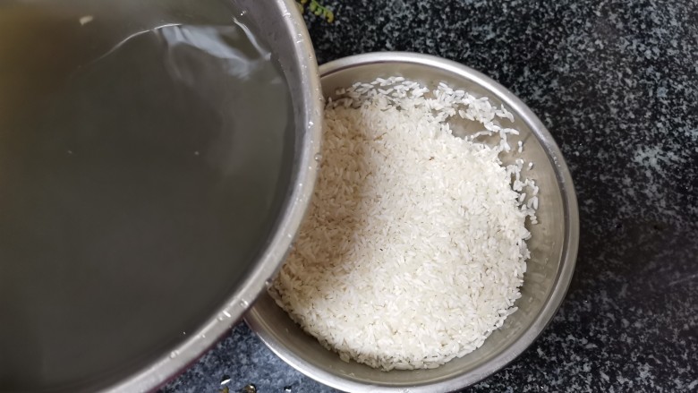 江南美食,我敢肯定,你一定没吃过这么丑,但也香喷喷的乌饭,把南烛叶子的汁液倒到米里去