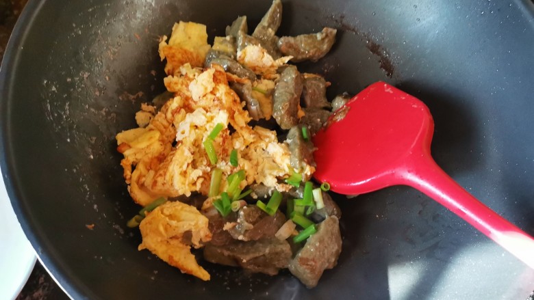 营养美味的鹅蛋炒鼠曲粿,你吃过没有?,下葱花快速翻炒即可出锅