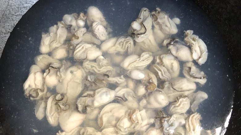 牡蛎炒蛋,放入牡蛎轻轻打散烫一会,捞出备用。
牡蛎提前过水是为了把水分逼出来,直接下锅出水后卖相不好,也容易炒老