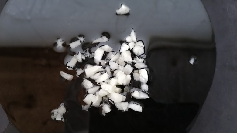 芹菜炒木耳,锅内放油烧热,放入蒜末煸炒香