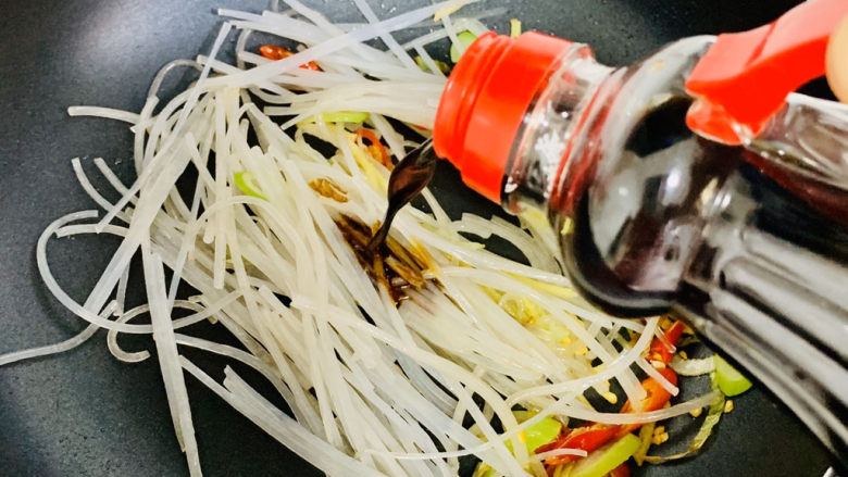 卷心菜炒粉丝,加入海天酱油,翻炒。