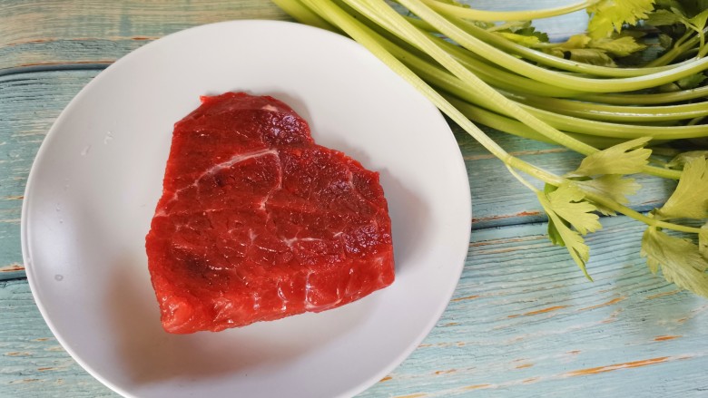 牛肉丝炒芹菜,准备食材