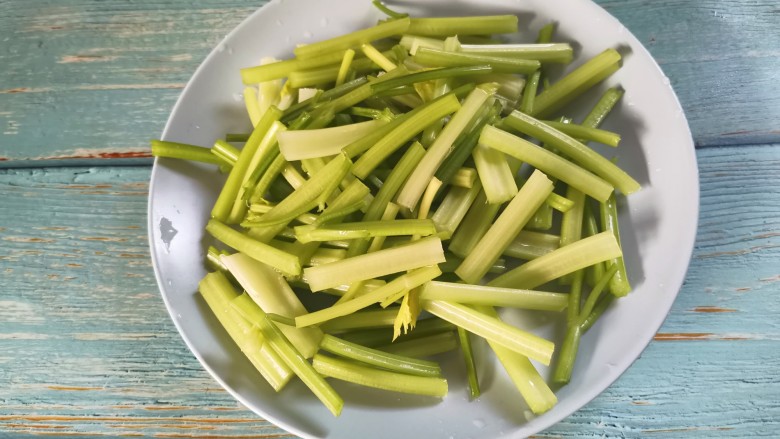 牛肉丝炒芹菜,切成小段