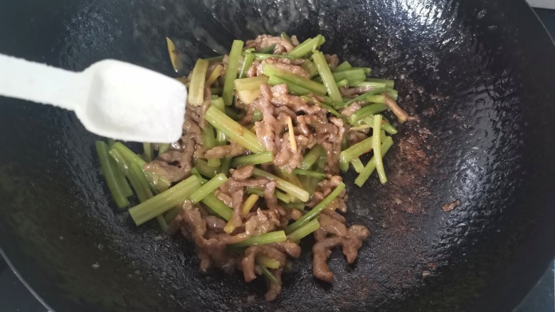 牛肉丝炒芹菜,加入少许盐翻炒均匀