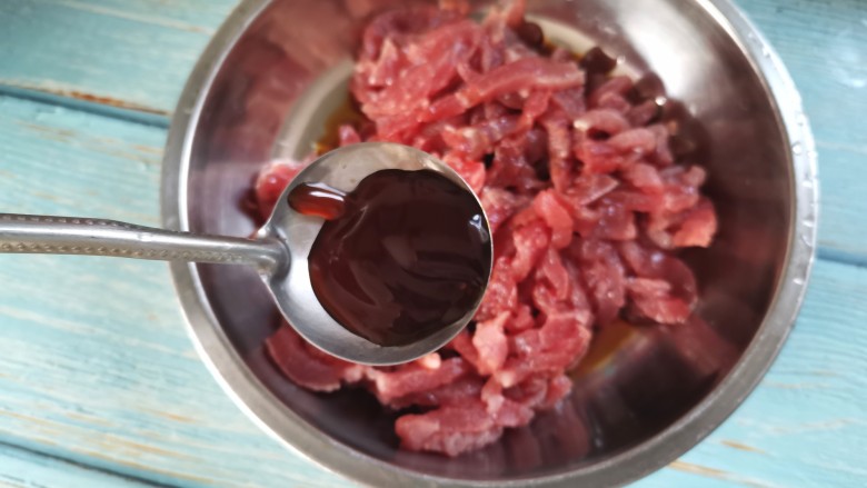 牛肉丝炒芹菜,加入<a style='color:red;display:inline-block;' href='/shicai/ 721'>蚝油</a>