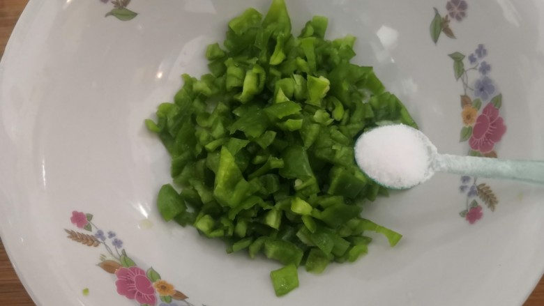 香辣烤鱼头,青辣椒放入碗中,加入盐1克