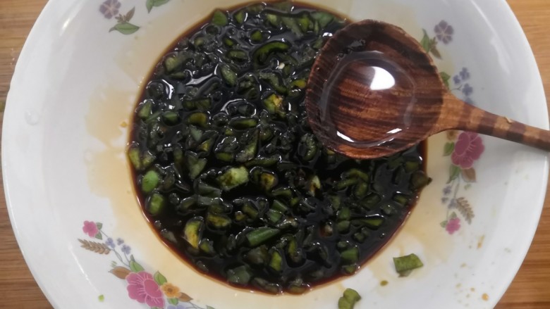 香辣烤鱼头,加入油5克, 搅拌均匀,备用