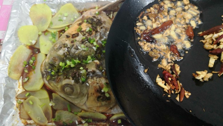 香辣烤鱼头,把辣椒蒜油,倒在鱼头上,即可