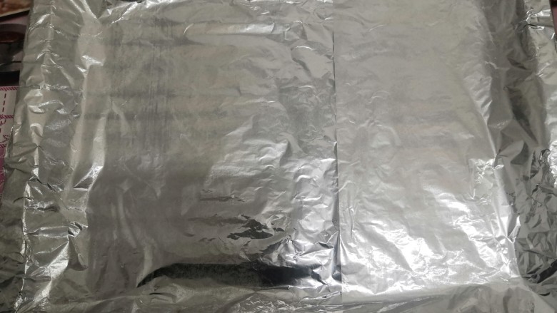 香辣烤鱼头,烤盘,铺上锡纸