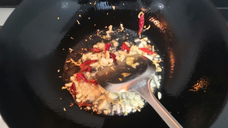 香辣烤鱼头,把小米辣和蒜,翻炒爆香,关火
