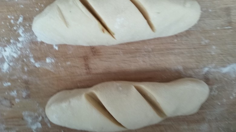 全麦面包,分成两个,中间划两刀