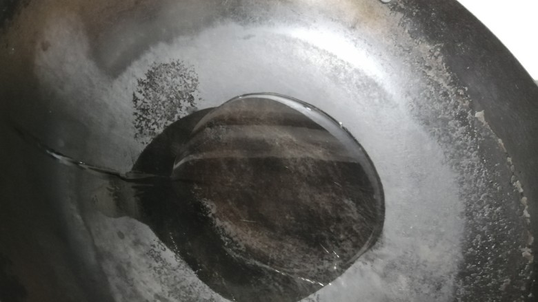 韭黄炒虾仁,开火加热锅,倒入油。