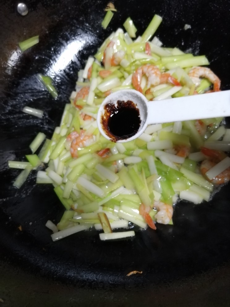 韭黄炒虾仁,加入三滴酿造酱油翻炒,并加入少许水继续翻炒
