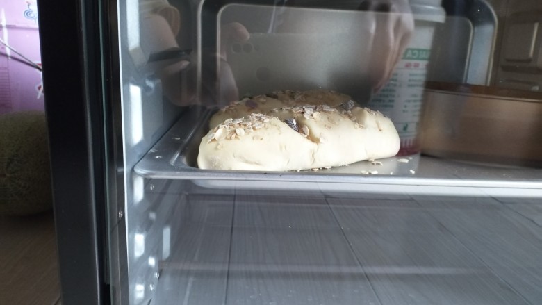 全麦面包,发酵好的面团,放入烤箱上下管,170°C中层,20分钟