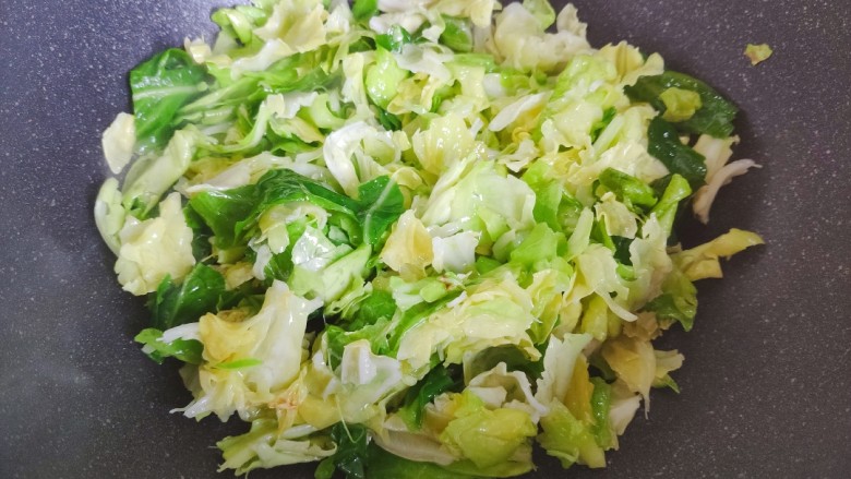 卷心菜炒粉丝,翻炒至卷心菜变软,体积变小