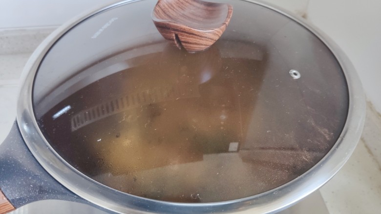 卷心菜炒粉丝,盖上锅盖,转小火焖煮2.3分钟