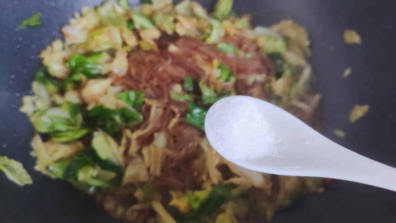 卷心菜炒粉丝,待锅内汤汁收紧,加少许细盐