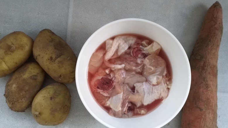 土豆鸡块焖饭,准备好食材