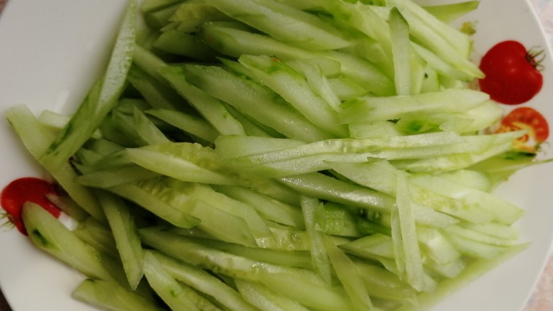 家常凉菜,<a style='color:red;display:inline-block;' href='/shicai/ 54'>黄瓜</a>洗净去皮,切粗条。