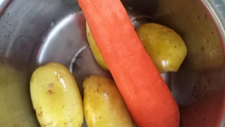 土豆鸡块焖饭,土豆，<a style='color:red;display:inline-block;' href='/shicai/ 25'>胡萝卜</a>扒皮，洗净