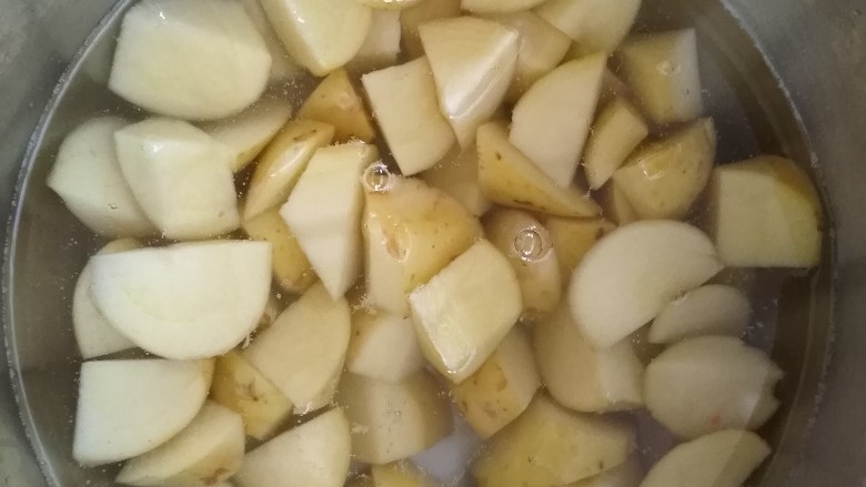 土豆鸡块焖饭,土豆（<a style='color:red;display:inline-block;' href='/shicai/ 156925'>水</a>泡是怕氧化）