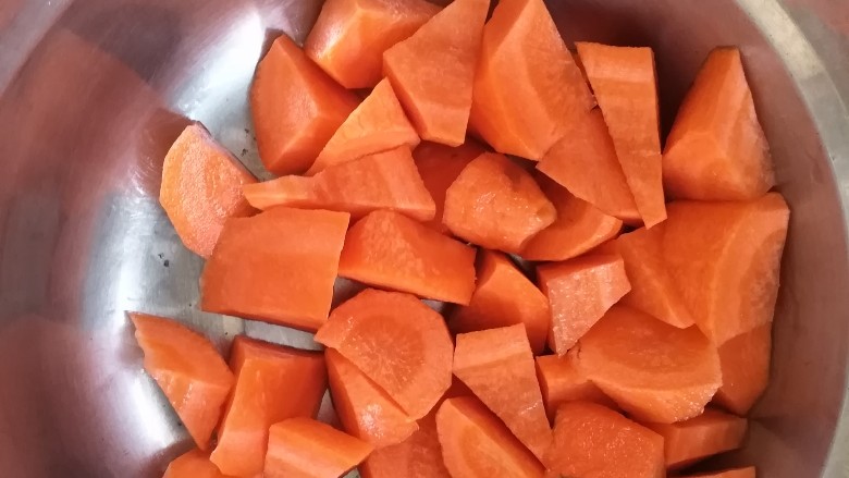 土豆鸡块焖饭,胡萝卜切块，备用