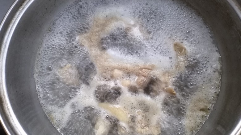 土豆鸡块焖饭,煮熟，把沫子抛出去，捞出