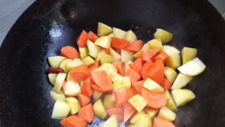 土豆鸡块焖饭,再倒入胡萝卜，翻炒