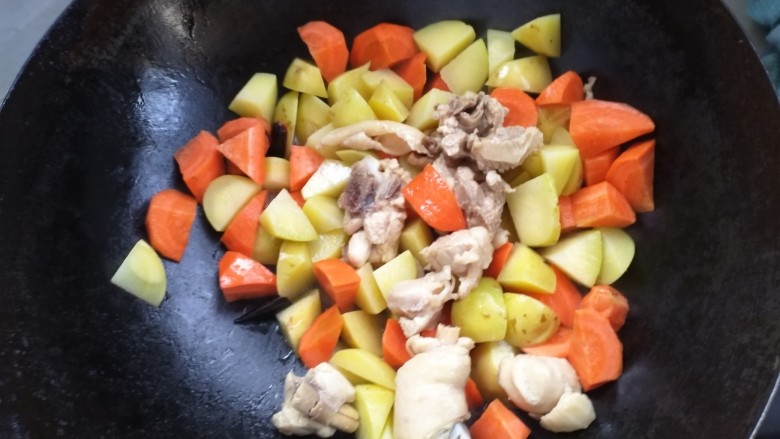 土豆鸡块焖饭,倒入鸡块，翻炒