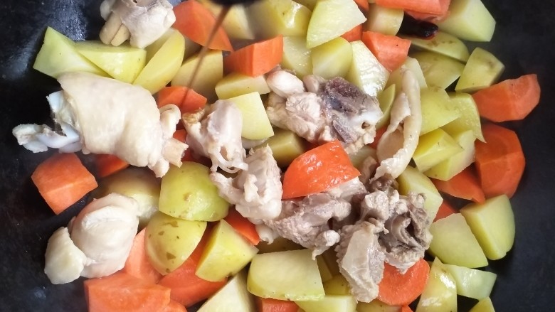 土豆鸡块焖饭,倒入适量的<a style='color:red;display:inline-block;' href='/shicai/ 788'>生抽</a>，（没有底的可以用饭勺一勺）