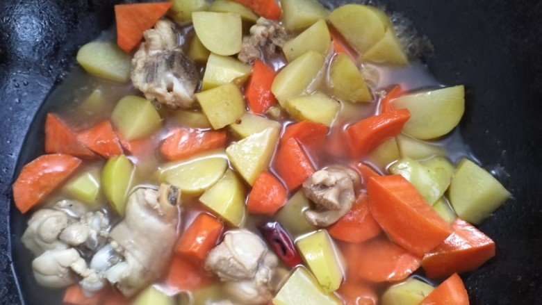 土豆鸡块焖饭,加入可以漫过食材的水，炖一会，收汁，大火10分钟（我要用汤泡米饭，我一会多加一点水）