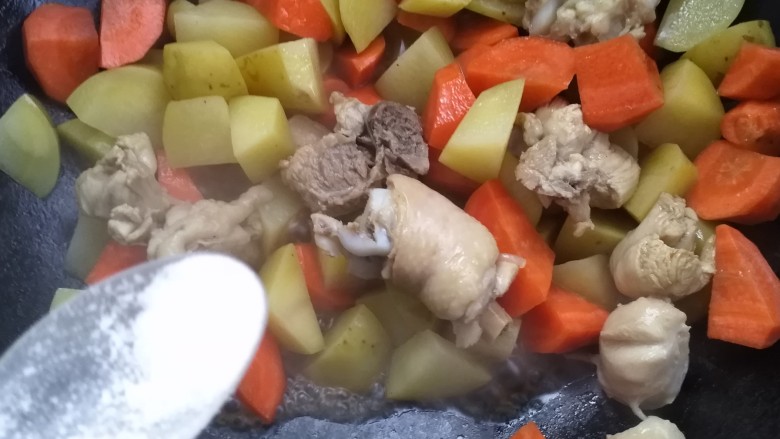 土豆鸡块焖饭,先倒入一点盐，翻炒