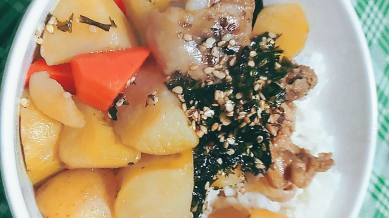 土豆鸡块焖饭,熟了之后盛米饭，倒入适量土豆鸡块，加上一点海带碎，perfer√